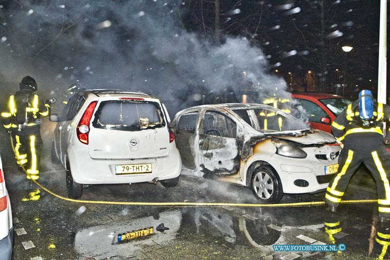 16010311.jpg - PAPENDRECHT  03 Januari 2016 Bij de Ster flat aan de Vrijheer van Eslaan zijn in de nacht van zaterdag op zondag 2 auto totaal uitgebrand en een 3e auto raakte zwaar beschadigd. De auto zijn hoog waarschijnlijk in brand gestoken, mogelijk met vuurwerk. De brandweer bluste de auto branden en zette ook 1 van de alarm systemen uit. Een bergings bedrijf sleepte de auto weg. De politie stelt een onderzoek in naar de toedracht.Deze digitale foto blijft eigendom van FOTOPERSBURO BUSINK. Wij hanteren de voorwaarden van het N.V.F. en N.V.J. Gebruik van deze foto impliceert dat u bekend bent  en akkoord gaat met deze voorwaarden bij publicatie.EB/ETIENNE BUSINK