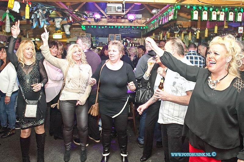 160103507.jpg - DORDRECHT - Op zondag 3 januari 2016 was het een groot feest tijdens de nieuwjaarsreceptie bij feestcafe Berry met alle bekende Dordtse zangartiesten aan de Vogelaarsweg in Dordrecht.Jordy Carrero ,Gerrit van Kooten en diverse andere zangartiesten maakte deze avond tot een waar feest ook de bekende zanger Jan van Est kwam het feestje bezoeken.Feestcafe Berry verzorgde een heerlijke maaltijd voor haar vele bezoekers die vanavond samen feest vierde,Het feestcafe zorgd al jaren voor een geweldige gezellige sfeer waar hun bezoekers kunnen proeven van een warme hartelijke sfeer en geweldige live muziek.Deze digitale foto blijft eigendom van FOTOPERSBURO BUSINK. Wij hanteren de voorwaarden van het N.V.F. en N.V.J. Gebruik van deze foto impliceert dat u bekend bent  en akkoord gaat met deze voorwaarden bij publicatie.EB/ETIENNE BUSINK