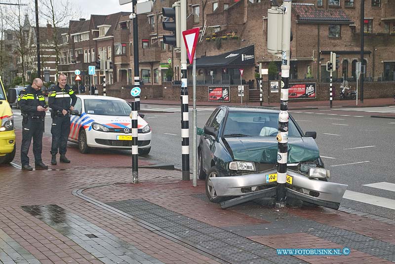 160104500.jpg - DORDRECHT - Op maandag 4 januari 2016 heeft een bestuurder van een auto op het stationsplein in Dordrecht een flinke klap gemaakt tegen een verkeerslicht.De auto raakte hierbij zwaar beschadigd en de bestuurder van de auto is mee naar het ziekhuis gegaan omdat hij last had van zijn nek.Hoe het ongeluk kon gebeuren is onbekend de auto kwam vanaf de binnenstad richting het station Dordrecht rijden en klapte in de bocht tegen een verkeerslicht.De auto is door een berger weg getakeld.Deze digitale foto blijft eigendom van FOTOPERSBURO BUSINK. Wij hanteren de voorwaarden van het N.V.F. en N.V.J. Gebruik van deze foto impliceert dat u bekend bent  en akkoord gaat met deze voorwaarden bij publicatie.EB/ETIENNE BUSINK