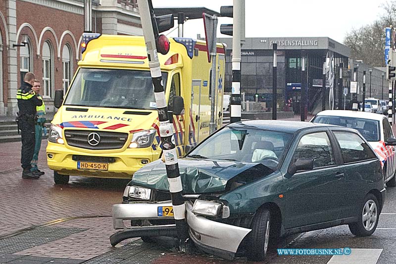160104516.jpg - DORDRECHT - Op maandag 4 januari 2016 heeft een bestuurder van een auto op het stationsplein in Dordrecht een flinke klap gemaakt tegen een verkeerslicht.De auto raakte hierbij zwaar beschadigd en de bestuurder van de auto is mee naar het ziekhuis gegaan omdat hij last had van zijn nek.Hoe het ongeluk kon gebeuren is onbekend de auto kwam vanaf de binnenstad richting het station Dordrecht rijden en klapte in de bocht tegen een verkeerslicht.De auto is door een berger weg getakeld.Deze digitale foto blijft eigendom van FOTOPERSBURO BUSINK. Wij hanteren de voorwaarden van het N.V.F. en N.V.J. Gebruik van deze foto impliceert dat u bekend bent  en akkoord gaat met deze voorwaarden bij publicatie.EB/ETIENNE BUSINK