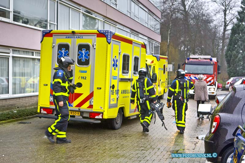 16010602.jpg - DORDRECHT  06 Januari 2016 Heden ochtend is op de Talmaweg in de Zephyr flat, een bewoner gewond geraakt, door dat er een pan met hete vloeistof die op het vuur stond te blussen.  Tijdens het proberen te blussen van de pan is er hete vloeistof over de persoon heen is gekomen. De 2 opgeroepen Ambulances hebben de gewonde persoon naar een ziekenhuis vervoerd. De brandweer hiep de Ambulance medewerkers, en de woning te ontluchten met een ventilator. Deze digitale foto blijft eigendom van FOTOPERSBURO BUSINK. Wij hanteren de voorwaarden van het N.V.F. en N.V.J. Gebruik van deze foto impliceert dat u bekend bent  en akkoord gaat met deze voorwaarden bij publicatie.EB/ETIENNE BUSINK