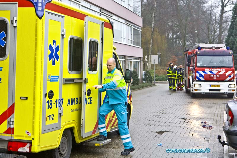 16010603.jpg - DORDRECHT  06 Januari 2016 Heden ochtend is op de Talmaweg in de Zephyr flat, een bewoner gewond geraakt, door dat er een pan met hete vloeistof die op het vuur stond te blussen.  Tijdens het proberen te blussen van de pan is er hete vloeistof over de persoon heen is gekomen. De 2 opgeroepen Ambulances hebben de gewonde persoon naar een ziekenhuis vervoerd. De brandweer hiep de Ambulance medewerkers, en de woning te ontluchten met een ventilator. Deze digitale foto blijft eigendom van FOTOPERSBURO BUSINK. Wij hanteren de voorwaarden van het N.V.F. en N.V.J. Gebruik van deze foto impliceert dat u bekend bent  en akkoord gaat met deze voorwaarden bij publicatie.EB/ETIENNE BUSINK