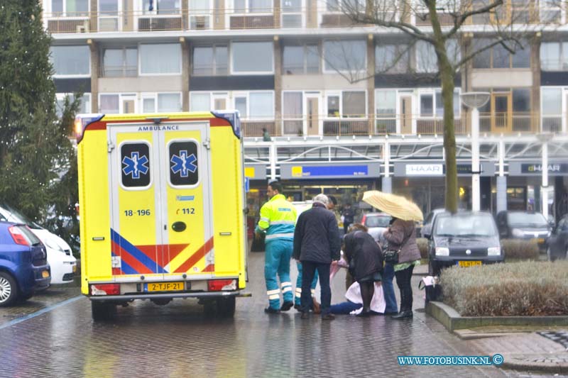 16010605.jpg - DORDRECHT  06 Januari 2016 Vanmorgen is bij een aanrijding op het Oldenbarneveltplein ter hoogte van de blokker een persoon gewond geraakt. Omstanders hielpen de persoon tot de Ambulance medewerkers ter plaatse waren.  Deze namen de gewonde mee naar een ziekenhuis voor onderzoek. Over de toedracht van het ongeval valt nog niets te zeggen de politie bekijkt het ongeval. Deze digitale foto blijft eigendom van FOTOPERSBURO BUSINK. Wij hanteren de voorwaarden van het N.V.F. en N.V.J. Gebruik van deze foto impliceert dat u bekend bent  en akkoord gaat met deze voorwaarden bij publicatie.EB/ETIENNE BUSINK