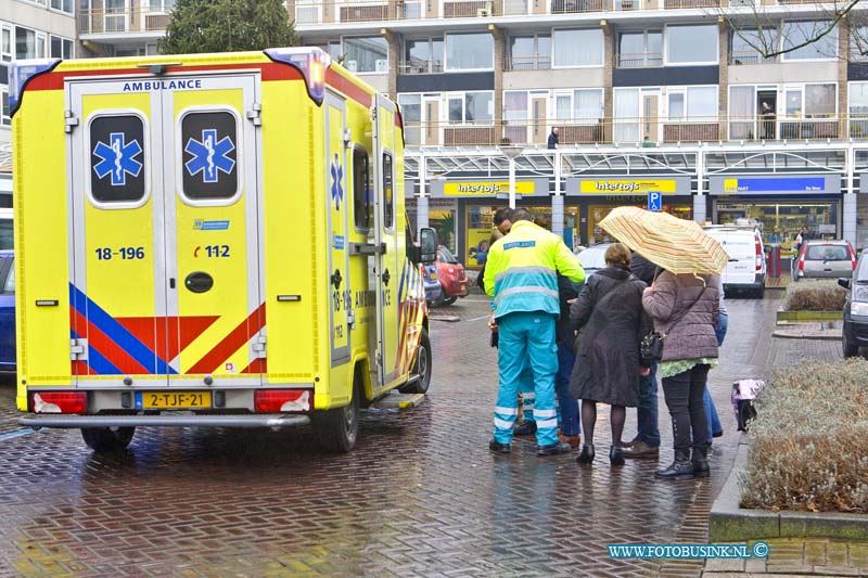 16010606.jpg - DORDRECHT  06 Januari 2016 Vanmorgen is bij een aanrijding op het Oldenbarneveltplein ter hoogte van de blokker een persoon gewond geraakt. Omstanders hielpen de persoon tot de Ambulance medewerkers ter plaatse waren.  Deze namen de gewonde mee naar een ziekenhuis voor onderzoek. Over de toedracht van het ongeval valt nog niets te zeggen de politie bekijkt het ongeval. Deze digitale foto blijft eigendom van FOTOPERSBURO BUSINK. Wij hanteren de voorwaarden van het N.V.F. en N.V.J. Gebruik van deze foto impliceert dat u bekend bent  en akkoord gaat met deze voorwaarden bij publicatie.EB/ETIENNE BUSINK