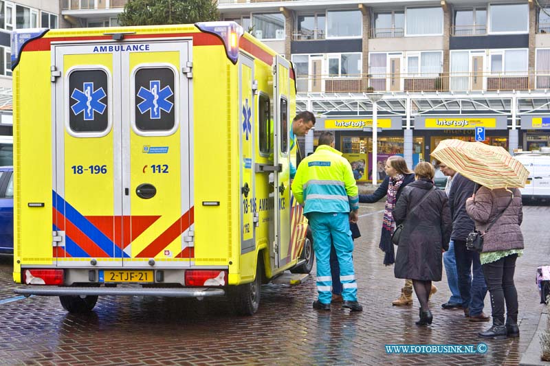 16010607.jpg - DORDRECHT  06 Januari 2016 Vanmorgen is bij een aanrijding op het Oldenbarneveltplein ter hoogte van de blokker een persoon gewond geraakt. Omstanders hielpen de persoon tot de Ambulance medewerkers ter plaatse waren.  Deze namen de gewonde mee naar een ziekenhuis voor onderzoek. Over de toedracht van het ongeval valt nog niets te zeggen de politie bekijkt het ongeval. Deze digitale foto blijft eigendom van FOTOPERSBURO BUSINK. Wij hanteren de voorwaarden van het N.V.F. en N.V.J. Gebruik van deze foto impliceert dat u bekend bent  en akkoord gaat met deze voorwaarden bij publicatie.EB/ETIENNE BUSINK