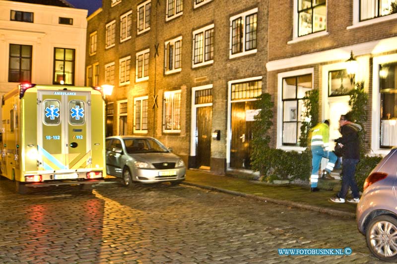 16010703.jpg - DORDRECHT 07 Januari 2016 Vanmorgen rond 7 uur is een persoon gewond geraakt bij een ongeval in een woning aan de Korte Kalkhaven in het centrum van Dordrecht. De persoon raakt betrokken bij een instorting/bedelving in de woning. De hulpdiensten spoede naar het ongeval, de Ambulance mederwerkers namen het gewonde persoon mee naar en ziekenhuis.Deze digitale foto blijft eigendom van FOTOPERSBURO BUSINK. Wij hanteren de voorwaarden van het N.V.F. en N.V.J. Gebruik van deze foto impliceert dat u bekend bent  en akkoord gaat met deze voorwaarden bij publicatie.EB/ETIENNE BUSINK