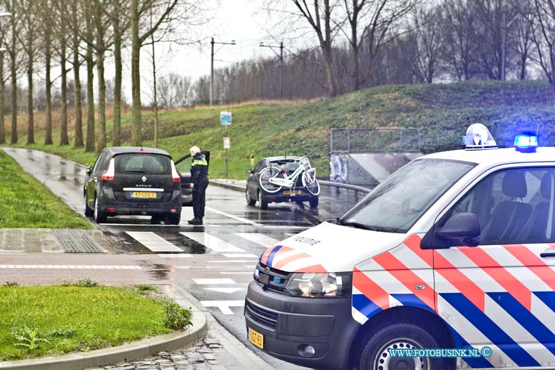 16010704.jpg - DORDRECHT 07 Januari 2016 Weer is er vanmiddag een ongeval gebeurd op de rotonde van de Groene Zoom tussen een fietser en een auto.  En jonge dame op een fiets raakt gewond bij de aanrijding en is door Ambulance personeel naar een ziekenhuis vervoerd. Ondanks dat de gemeente de fietspaden op de rotonde al heeft aangepast, na vele verkeers ongevallen, blijft het een levens gevaarlijk voor de vele Honderden scholieren die er dagelijks passeren.Deze digitale foto blijft eigendom van FOTOPERSBURO BUSINK. Wij hanteren de voorwaarden van het N.V.F. en N.V.J. Gebruik van deze foto impliceert dat u bekend bent  en akkoord gaat met deze voorwaarden bij publicatie.EB/ETIENNE BUSINK