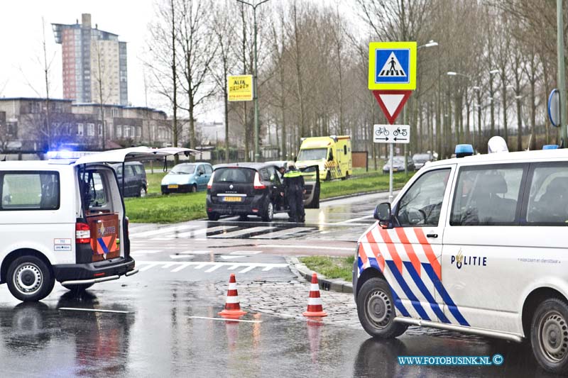 16010705.jpg - DORDRECHT 07 Januari 2016 Weer is er vanmiddag een ongeval gebeurd op de rotonde van de Groene Zoom tussen een fietser en een auto.  En jonge dame op een fiets raakt gewond bij de aanrijding en is door Ambulance personeel naar een ziekenhuis vervoerd. Ondanks dat de gemeente de fietspaden op de rotonde al heeft aangepast, na vele verkeers ongevallen, blijft het een levens gevaarlijk voor de vele Honderden scholieren die er dagelijks passeren.Deze digitale foto blijft eigendom van FOTOPERSBURO BUSINK. Wij hanteren de voorwaarden van het N.V.F. en N.V.J. Gebruik van deze foto impliceert dat u bekend bent  en akkoord gaat met deze voorwaarden bij publicatie.EB/ETIENNE BUSINK