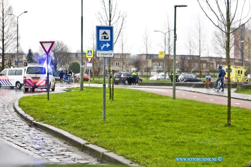 16010706.jpg - DORDRECHT 07 Januari 2016 Weer is er vanmiddag een ongeval gebeurd op de rotonde van de Groene Zoom tussen een fietser en een auto.  En jonge dame op een fiets raakt gewond bij de aanrijding en is door Ambulance personeel naar een ziekenhuis vervoerd. Ondanks dat de gemeente de fietspaden op de rotonde al heeft aangepast, na vele verkeers ongevallen, blijft het een levens gevaarlijk voor de vele Honderden scholieren die er dagelijks passeren.Deze digitale foto blijft eigendom van FOTOPERSBURO BUSINK. Wij hanteren de voorwaarden van het N.V.F. en N.V.J. Gebruik van deze foto impliceert dat u bekend bent  en akkoord gaat met deze voorwaarden bij publicatie.EB/ETIENNE BUSINK