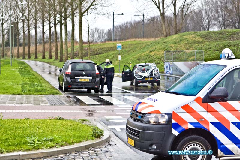 16010707.jpg - DORDRECHT 07 Januari 2016 Weer is er vanmiddag een ongeval gebeurd op de rotonde van de Groene Zoom tussen een fietser en een auto.  En jonge dame op een fiets raakt gewond bij de aanrijding en is door Ambulance personeel naar een ziekenhuis vervoerd. Ondanks dat de gemeente de fietspaden op de rotonde al heeft aangepast, na vele verkeers ongevallen, blijft het een levens gevaarlijk voor de vele Honderden scholieren die er dagelijks passeren.Deze digitale foto blijft eigendom van FOTOPERSBURO BUSINK. Wij hanteren de voorwaarden van het N.V.F. en N.V.J. Gebruik van deze foto impliceert dat u bekend bent  en akkoord gaat met deze voorwaarden bij publicatie.EB/ETIENNE BUSINK