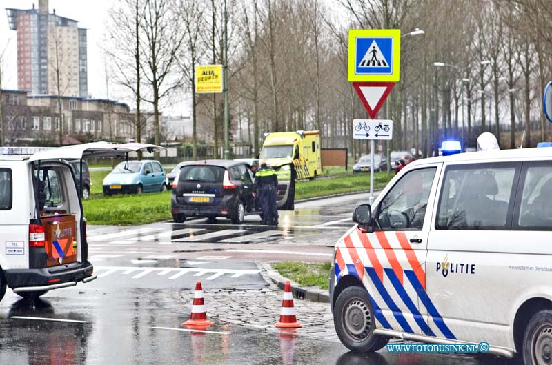 16010708.jpg - DORDRECHT 07 Januari 2016 Weer is er vanmiddag een ongeval gebeurd op de rotonde van de Groene Zoom tussen een fietser en een auto.  En jonge dame op een fiets raakt gewond bij de aanrijding en is door Ambulance personeel naar een ziekenhuis vervoerd. Ondanks dat de gemeente de fietspaden op de rotonde al heeft aangepast, na vele verkeers ongevallen, blijft het een levens gevaarlijk voor de vele Honderden scholieren die er dagelijks passeren.Deze digitale foto blijft eigendom van FOTOPERSBURO BUSINK. Wij hanteren de voorwaarden van het N.V.F. en N.V.J. Gebruik van deze foto impliceert dat u bekend bent  en akkoord gaat met deze voorwaarden bij publicatie.EB/ETIENNE BUSINK