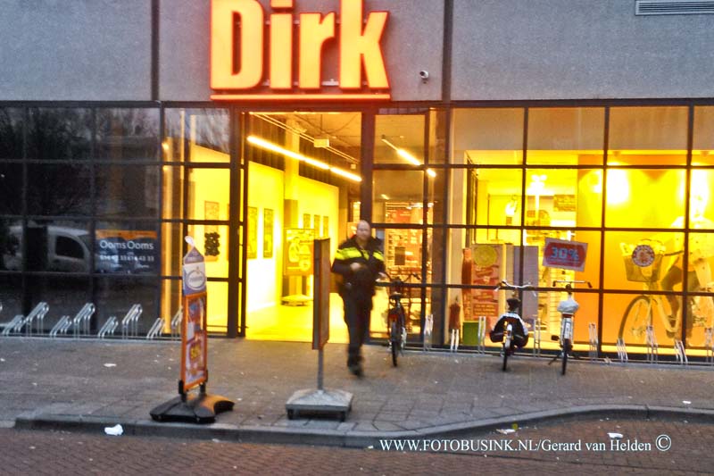 16010901.jpg - DORDRECHT 09 Januari 2016 Heden morgen rond half negen is de de Dirk aan de Cornelis de Wittstraat in het centrum van Dordt overvallen, door een man ong 1.60 meter, Fel witte broek geruite schoenen grijs/wit patroon, Zwarte jas met capuchon en zwarte pet en is weg gereden op een fiets, de politie onderzoek de overval en is op zoek naar de dader. Ook is er een Burgernet bericht uit gestuurd.Deze digitale foto blijft eigendom van FOTOPERSBURO BUSINK. Wij hanteren de voorwaarden van het N.V.F. en N.V.J. Gebruik van deze foto impliceert dat u bekend bent  en akkoord gaat met deze voorwaarden bij publicatie.EB/ETIENNE BUSINK