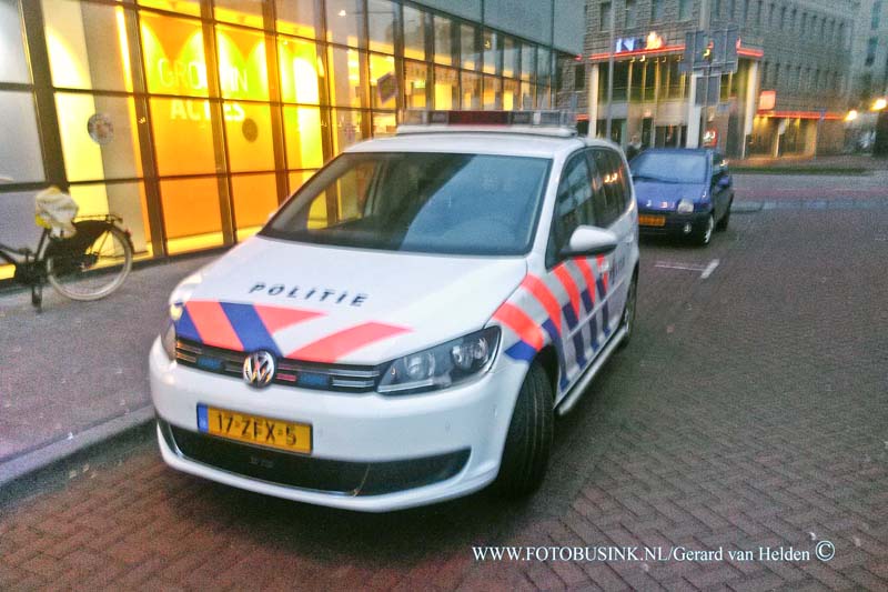 16010902.jpg - DORDRECHT 09 Januari 2016 Heden morgen rond half negen is de de Dirk aan de Cornelis de Wittstraat in het centrum van Dordt overvallen, door een man ong 1.60 meter, Fel witte broek geruite schoenen grijs/wit patroon, Zwarte jas met capuchon en zwarte pet en is weg gereden op een fiets, de politie onderzoek de overval en is op zoek naar de dader. Ook is er een Burgernet bericht uit gestuurd.Deze digitale foto blijft eigendom van FOTOPERSBURO BUSINK. Wij hanteren de voorwaarden van het N.V.F. en N.V.J. Gebruik van deze foto impliceert dat u bekend bent  en akkoord gaat met deze voorwaarden bij publicatie.EB/ETIENNE BUSINK