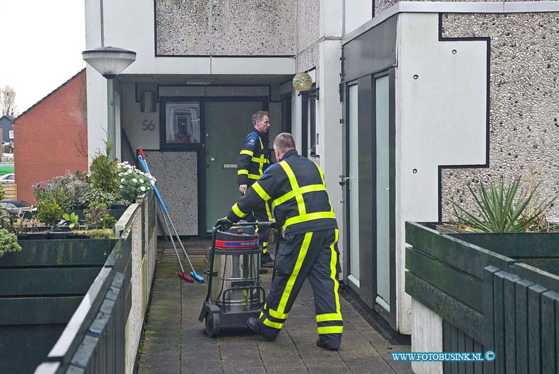 160109500.jpg - Dordrecht - Op zaterdag 9 januari 2016 werd de brandweer van Dordrecht opgeroepen voor een wateroverlast melding.Een wasmachine had een grote lekkege en toen de bewoner vanmorgen wakker werd stond de woning blank.Ook naast gelegen woningen hadden last van het water.De brandweer heeft met trekkers en waterzuigers de woning leeg gezogen.Deze digitale foto blijft eigendom van FOTOPERSBURO BUSINK. Wij hanteren de voorwaarden van het N.V.F. en N.V.J. Gebruik van deze foto impliceert dat u bekend bent  en akkoord gaat met deze voorwaarden bij publicatie.EB/ETIENNE BUSINK