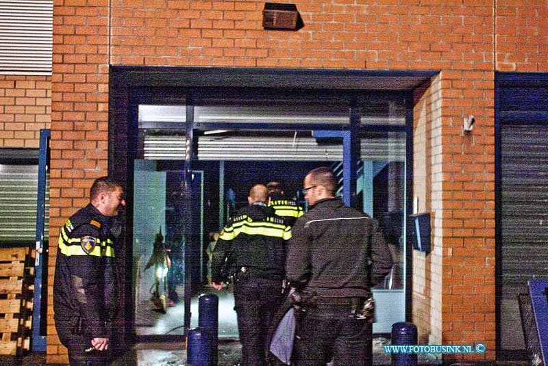 160112513.jpg - Dordrecht - In een bedrijfspand aan de Einsteinstraat in Dordrecht ontdekte de politie dinsdag 12 januari rond 22.30 een hennepkwekerij. Het pand was dusdanig hermetisch afgesloten dat de brandweer moest komen om toegang te forceren.Op de eerste verdieping vonden agenten in een afgetimmerde ruimte een hennepkwekerij en een hennepstekkerij. Het gaat om naar schatting zon 300 planten en 2300 stekjes. Er kon geen diefstal van stroom worden geconstateerd. Alle planten en toebehoren zijn in beslag genomen ter vernietiging. De politie doet onderzoek naar de eigenaar(s) van de kwekerij.Deze digitale foto blijft eigendom van FOTOPERSBURO BUSINK. Wij hanteren de voorwaarden van het N.V.F. en N.V.J. Gebruik van deze foto impliceert dat u bekend bent  en akkoord gaat met deze voorwaarden bij publicatie.EB/ETIENNE BUSINK