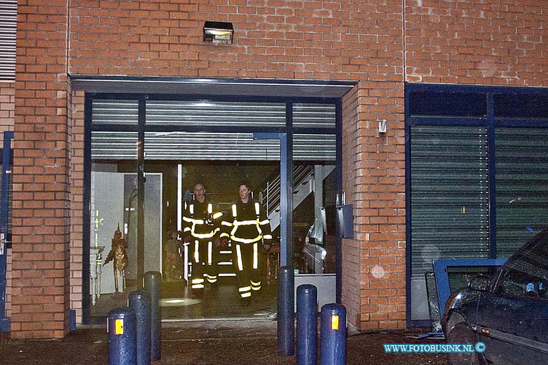 160112515.jpg - Dordrecht - In een bedrijfspand aan de Einsteinstraat in Dordrecht ontdekte de politie dinsdag 12 januari rond 22.30 een hennepkwekerij. Het pand was dusdanig hermetisch afgesloten dat de brandweer moest komen om toegang te forceren.Op de eerste verdieping vonden agenten in een afgetimmerde ruimte een hennepkwekerij en een hennepstekkerij. Het gaat om naar schatting zon 300 planten en 2300 stekjes. Er kon geen diefstal van stroom worden geconstateerd. Alle planten en toebehoren zijn in beslag genomen ter vernietiging. De politie doet onderzoek naar de eigenaar(s) van de kwekerij.Deze digitale foto blijft eigendom van FOTOPERSBURO BUSINK. Wij hanteren de voorwaarden van het N.V.F. en N.V.J. Gebruik van deze foto impliceert dat u bekend bent  en akkoord gaat met deze voorwaarden bij publicatie.EB/ETIENNE BUSINK