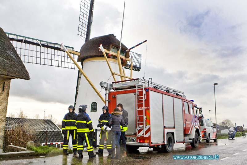 16011302.jpg - NIEUW LEKKERLAND 13 Januari 2016 Vanmiddag in de Korenmolen De Regt aan de Lekdijk zijn twee zeer oude eclectische motoren warm gelopen. De brandweer kwam er plaatse en koelde de motoren en ventileerde de ruimte, de molen liep beperkte schade op. De politie regelende het verkeer op de smalle dijk. De eigenaren van de molen zijn geschrokken, maar zijn blij dat de molen geen grote schade heeft opgelopen en gaan kijken hoe ze de schade kunnen herstellen.Deze digitale foto blijft eigendom van FOTOPERSBURO BUSINK. Wij hanteren de voorwaarden van het N.V.F. en N.V.J. Gebruik van deze foto impliceert dat u bekend bent  en akkoord gaat met deze voorwaarden bij publicatie.EB/ETIENNE BUSINK