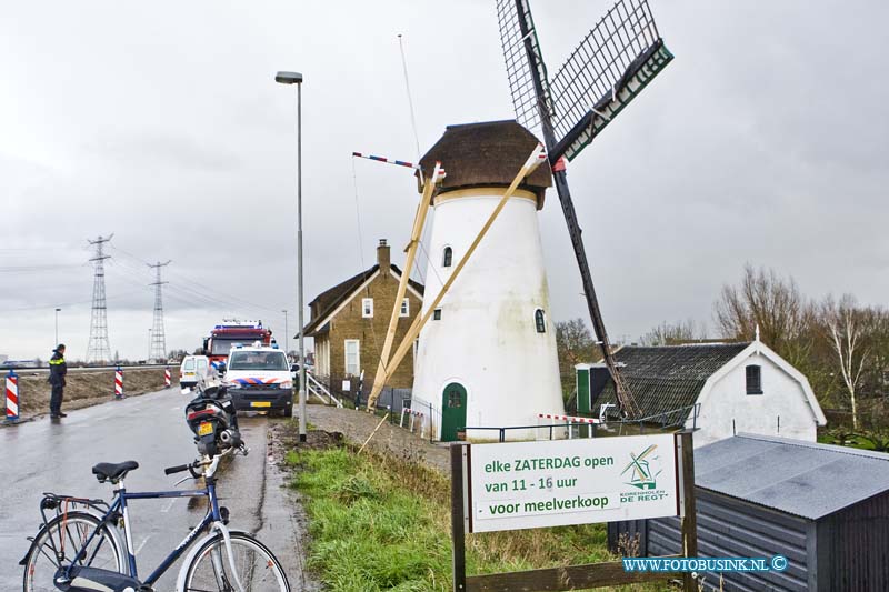 16011303.jpg - NIEUW LEKKERLAND 13 Januari 2016 Vanmiddag in de Korenmolen De Regt aan de Lekdijk zijn twee zeer oude eclectische motoren warm gelopen. De brandweer kwam er plaatse en koelde de motoren en ventileerde de ruimte, de molen liep beperkte schade op. De politie regelende het verkeer op de smalle dijk. De eigenaren van de molen zijn geschrokken, maar zijn blij dat de molen geen grote schade heeft opgelopen en gaan kijken hoe ze de schade kunnen herstellen.Deze digitale foto blijft eigendom van FOTOPERSBURO BUSINK. Wij hanteren de voorwaarden van het N.V.F. en N.V.J. Gebruik van deze foto impliceert dat u bekend bent  en akkoord gaat met deze voorwaarden bij publicatie.EB/ETIENNE BUSINK