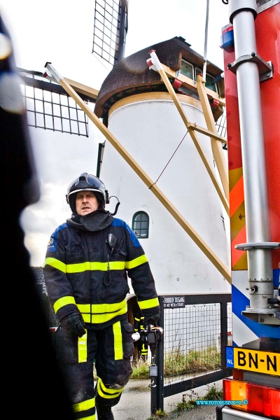 16011304.jpg - NIEUW LEKKERLAND 13 Januari 2016 Vanmiddag in de Korenmolen De Regt aan de Lekdijk zijn twee zeer oude eclectische motoren warm gelopen. De brandweer kwam er plaatse en koelde de motoren en ventileerde de ruimte, de molen liep beperkte schade op. De politie regelende het verkeer op de smalle dijk. De eigenaren van de molen zijn geschrokken, maar zijn blij dat de molen geen grote schade heeft opgelopen en gaan kijken hoe ze de schade kunnen herstellen.Deze digitale foto blijft eigendom van FOTOPERSBURO BUSINK. Wij hanteren de voorwaarden van het N.V.F. en N.V.J. Gebruik van deze foto impliceert dat u bekend bent  en akkoord gaat met deze voorwaarden bij publicatie.EB/ETIENNE BUSINK