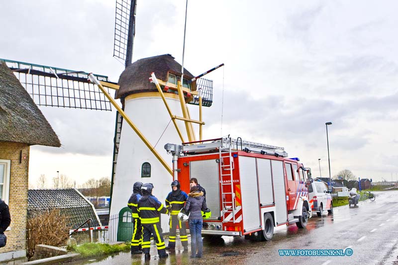 16011305.jpg - NIEUW LEKKERLAND 13 Januari 2016 Vanmiddag in de Korenmolen De Regt aan de Lekdijk zijn twee zeer oude eclectische motoren warm gelopen. De brandweer kwam er plaatse en koelde de motoren en ventileerde de ruimte, de molen liep beperkte schade op. De politie regelende het verkeer op de smalle dijk. De eigenaren van de molen zijn geschrokken, maar zijn blij dat de molen geen grote schade heeft opgelopen en gaan kijken hoe ze de schade kunnen herstellen.Deze digitale foto blijft eigendom van FOTOPERSBURO BUSINK. Wij hanteren de voorwaarden van het N.V.F. en N.V.J. Gebruik van deze foto impliceert dat u bekend bent  en akkoord gaat met deze voorwaarden bij publicatie.EB/ETIENNE BUSINK