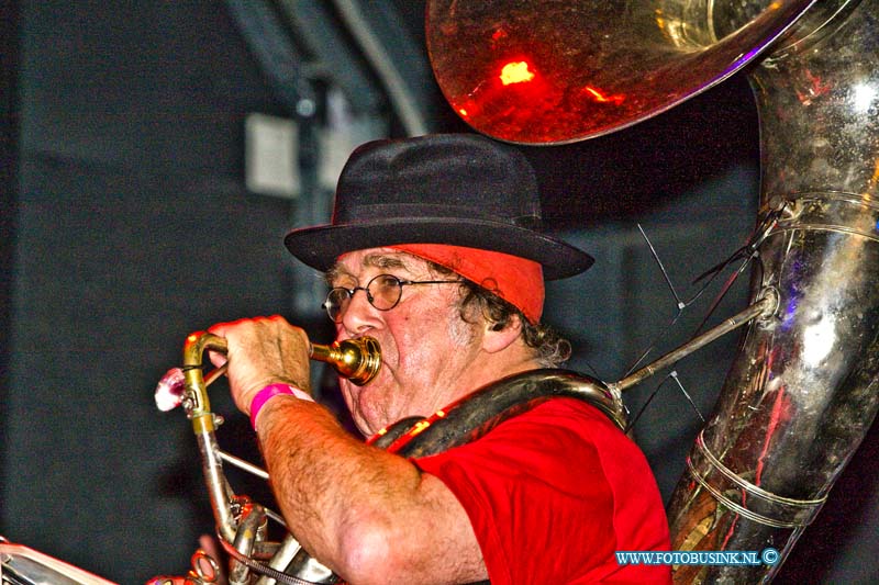 16011601.jpg - DORDRECHT 16-01-2016 ( Foto: Jaap Bouwman van de Korrenbouters) Het vermaarde en inmiddels internationale kapellenfestival 30e editie van Ramspoed. Georganiseerd door Kakofonieband De Rammen in samenwerking met Bibelot. Zoals gebruikelijk heeft Ramspoed elk jaar een thema deze dertigste editie wordt het Ramphonica in Rosso. Het werd wederom een spectaculaire muzikale avond in de 2 zalen Main Stage als Power Stage podium met bijzondere acts.Deze digitale foto blijft eigendom van FOTOPERSBURO BUSINK. Wij hanteren de voorwaarden van het N.V.F. en N.V.J. Gebruik van deze foto impliceert dat u bekend bent  en akkoord gaat met deze voorwaarden bij publicatie.EB/ETIENNE BUSINK