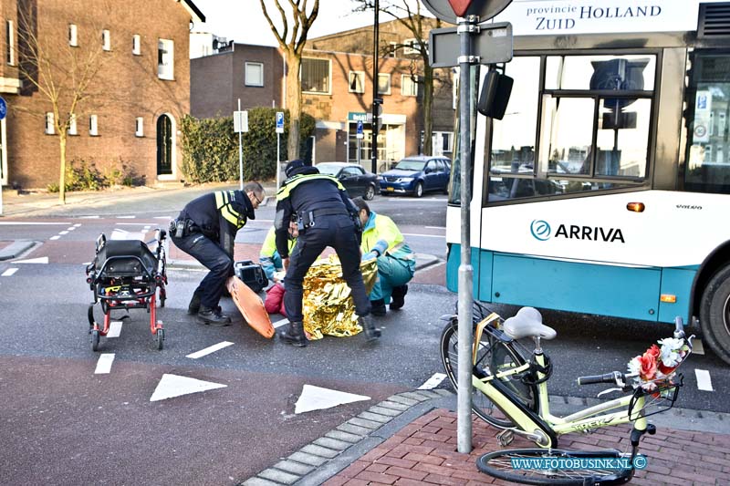 16011801.jpg - DORDRECHT 18-01-2016 Bij een aanrijding tussen een stadsbus en fietser op de Dubbeldamseweg Noord is een vrouw zwaar gewond geraakt. De Ambulance en Trauma helikopter medewerkers verzorgende de zwaar gewonde vrouw om naar een ziekenhuis te brengen.  De bus en de fietser hadden elkaar niet gezien op de rotonde en raakte elkaar, de fiets raakte zwaar beschadigd. De politie stelt een onderzoek in naar de toedracht van het ongeval.  Deze digitale foto blijft eigendom van FOTOPERSBURO BUSINK. Wij hanteren de voorwaarden van het N.V.F. en N.V.J. Gebruik van deze foto impliceert dat u bekend bent  en akkoord gaat met deze voorwaarden bij publicatie.EB/ETIENNE BUSINK