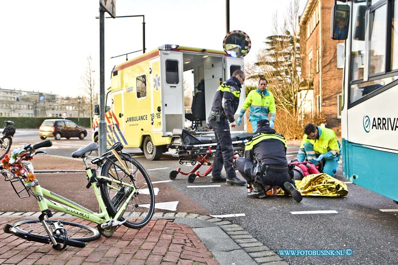 16011802.jpg - DORDRECHT 18-01-2016 Bij een aanrijding tussen een stadsbus en fietser op de Dubbeldamseweg Noord is een vrouw zwaar gewond geraakt. De Ambulance en Trauma helikopter medewerkers verzorgende de zwaar gewonde vrouw om naar een ziekenhuis te brengen.  De bus en de fietser hadden elkaar niet gezien op de rotonde en raakte elkaar, de fiets raakte zwaar beschadigd. De politie stelt een onderzoek in naar de toedracht van het ongeval.  Deze digitale foto blijft eigendom van FOTOPERSBURO BUSINK. Wij hanteren de voorwaarden van het N.V.F. en N.V.J. Gebruik van deze foto impliceert dat u bekend bent  en akkoord gaat met deze voorwaarden bij publicatie.EB/ETIENNE BUSINK