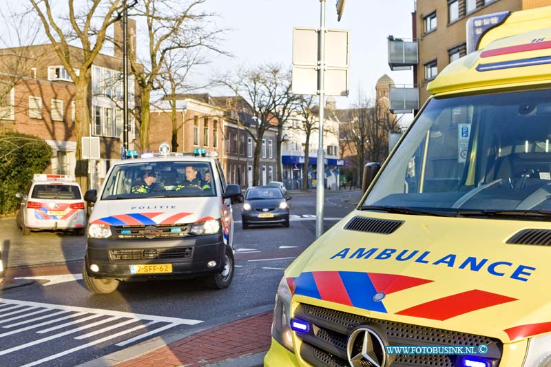 16011804.jpg - DORDRECHT 18-01-2016 ( Foto: Politie wagen en Ambulance (Ziekenwagen) in actie bij ongeval).  Bij een aanrijding tussen een stadsbus en fietser op de Dubbeldamseweg Noord is een vrouw zwaar gewond geraakt. De Ambulance en Trauma helikopter medewerkers verzorgende de zwaar gewonde vrouw om naar een ziekenhuis te brengen.  De bus en de fietser hadden elkaar niet gezien op de rotonde en raakte elkaar, de fiets raakte zwaar beschadigd. De politie stelt een onderzoek in naar de toedracht van het ongeval.  Deze digitale foto blijft eigendom van FOTOPERSBURO BUSINK. Wij hanteren de voorwaarden van het N.V.F. en N.V.J. Gebruik van deze foto impliceert dat u bekend bent  en akkoord gaat met deze voorwaarden bij publicatie.EB/ETIENNE BUSINK