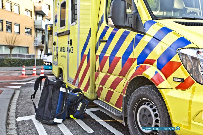 16011805.jpg - DORDRECHT 18-01-2016  ( Foto: Ambulance (Ziekenwagen) in actie bij ongeval).  Bij een aanrijding tussen een stadsbus en fietser op de Dubbeldamseweg Noord is een vrouw zwaar gewond geraakt. De Ambulance en Trauma helikopter medewerkers verzorgende de zwaar gewonde vrouw om naar een ziekenhuis te brengen.  De bus en de fietser hadden elkaar niet gezien op de rotonde en raakte elkaar, de fiets raakte zwaar beschadigd. De politie stelt een onderzoek in naar de toedracht van het ongeval.  Deze digitale foto blijft eigendom van FOTOPERSBURO BUSINK. Wij hanteren de voorwaarden van het N.V.F. en N.V.J. Gebruik van deze foto impliceert dat u bekend bent  en akkoord gaat met deze voorwaarden bij publicatie.EB/ETIENNE BUSINK