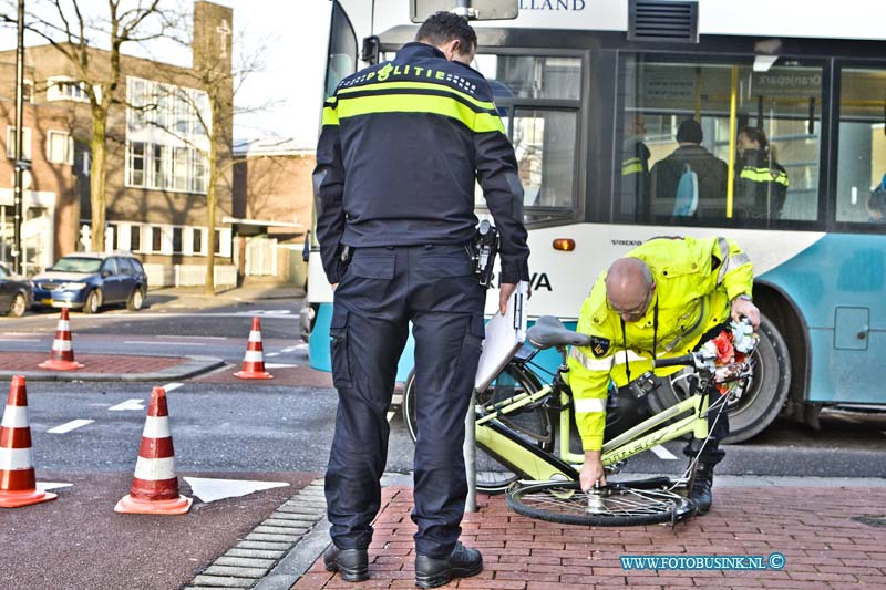 16011806.jpg - DORDRECHT 18-01-2016  ( Foto: Politie doet onderzoek of in actie bij ongeval met fiets en bus). Bij een aanrijding tussen een stadsbus en fietser op de Dubbeldamseweg Noord is een vrouw zwaar gewond geraakt. De Ambulance en Trauma helikopter medewerkers verzorgende de zwaar gewonde vrouw om naar een ziekenhuis te brengen.  De bus en de fietser hadden elkaar niet gezien op de rotonde en raakte elkaar, de fiets raakte zwaar beschadigd. De politie stelt een onderzoek in naar de toedracht van het ongeval.  Deze digitale foto blijft eigendom van FOTOPERSBURO BUSINK. Wij hanteren de voorwaarden van het N.V.F. en N.V.J. Gebruik van deze foto impliceert dat u bekend bent  en akkoord gaat met deze voorwaarden bij publicatie.EB/ETIENNE BUSINK