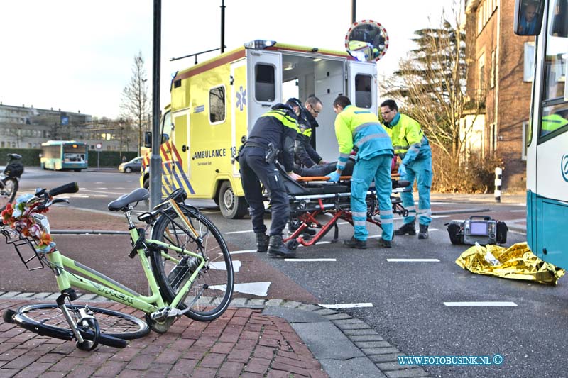 16011809.jpg - DORDRECHT 18-01-2016 Bij een aanrijding tussen een stadsbus en fietser op de Dubbeldamseweg Noord is een vrouw zwaar gewond geraakt. De Ambulance en Trauma helikopter medewerkers verzorgende de zwaar gewonde vrouw om naar een ziekenhuis te brengen.  De bus en de fietser hadden elkaar niet gezien op de rotonde en raakte elkaar, de fiets raakte zwaar beschadigd. De politie stelt een onderzoek in naar de toedracht van het ongeval.  Deze digitale foto blijft eigendom van FOTOPERSBURO BUSINK. Wij hanteren de voorwaarden van het N.V.F. en N.V.J. Gebruik van deze foto impliceert dat u bekend bent  en akkoord gaat met deze voorwaarden bij publicatie.EB/ETIENNE BUSINK