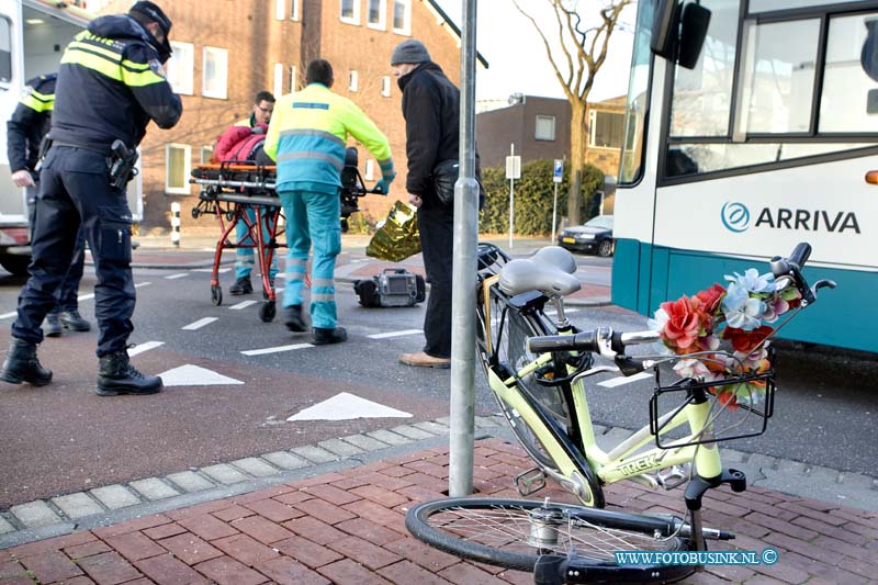 16011810.jpg - DORDRECHT 18-01-2016 Bij een aanrijding tussen een stadsbus en fietser op de Dubbeldamseweg Noord is een vrouw zwaar gewond geraakt. De Ambulance en Trauma helikopter medewerkers verzorgende de zwaar gewonde vrouw om naar een ziekenhuis te brengen.  De bus en de fietser hadden elkaar niet gezien op de rotonde en raakte elkaar, de fiets raakte zwaar beschadigd. De politie stelt een onderzoek in naar de toedracht van het ongeval.  Deze digitale foto blijft eigendom van FOTOPERSBURO BUSINK. Wij hanteren de voorwaarden van het N.V.F. en N.V.J. Gebruik van deze foto impliceert dat u bekend bent  en akkoord gaat met deze voorwaarden bij publicatie.EB/ETIENNE BUSINK