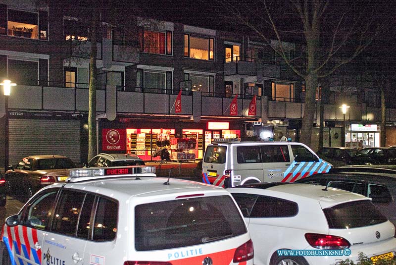 160118503.jpg - Dordrecht - Op maandag 18 januari 2016 heeft er weer een overval op een winkel in Dordrecht plaats gevonden.Voor de tweede keer deze week is er een filiaal van Kruitvat overvallen ,vorige week was het raak op het Admiraalsplein in Dordrecht in de wijk Wielwijk.Deze keer was het raak op het pearl buck erf  in de wijk stadspolders.Tegen sluitingstiijd werd de kruitvat overvallen.De politie is een onderzoek gestart.De afgelopen weken is het flink raak met overvallen in Dordrecht.Verschillende winkelketens in Dordrecht zijn afgelopen weken overvallen.:Deze digitale foto blijft eigendom van FOTOPERSBURO BUSINK. Wij hanteren de voorwaarden van het N.V.F. en N.V.J. Gebruik van deze foto impliceert dat u bekend bent  en akkoord gaat met deze voorwaarden bij publicatie.EB/ETIENNE BUSINK