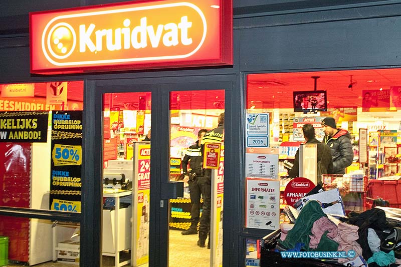 160118517.jpg - Dordrecht - Op maandag 18 januari 2016 heeft er weer een overval op een winkel in Dordrecht plaats gevonden.Voor de tweede keer deze week is er een filiaal van Kruitvat overvallen ,vorige week was het raak op het Admiraalsplein in Dordrecht in de wijk Wielwijk.Deze keer was het raak op het pearl buck erf  in de wijk stadspolders.Tegen sluitingstiijd werd de kruitvat overvallen.De politie is een onderzoek gestart.De afgelopen weken is het flink raak met overvallen in Dordrecht.Verschillende winkelketens in Dordrecht zijn afgelopen weken overvallen.:Deze digitale foto blijft eigendom van FOTOPERSBURO BUSINK. Wij hanteren de voorwaarden van het N.V.F. en N.V.J. Gebruik van deze foto impliceert dat u bekend bent  en akkoord gaat met deze voorwaarden bij publicatie.EB/ETIENNE BUSINK