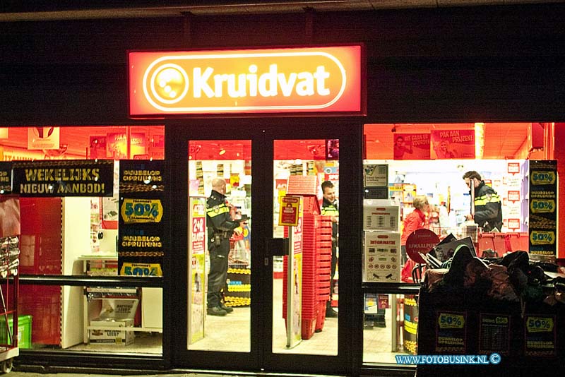 160118520.jpg - Dordrecht - Op maandag 18 januari 2016 heeft er weer een overval op een winkel in Dordrecht plaats gevonden.Voor de tweede keer deze week is er een filiaal van Kruitvat overvallen ,vorige week was het raak op het Admiraalsplein in Dordrecht in de wijk Wielwijk.Deze keer was het raak op het pearl buck erf  in de wijk stadspolders.Tegen sluitingstiijd werd de kruitvat overvallen.De politie is een onderzoek gestart.De afgelopen weken is het flink raak met overvallen in Dordrecht.Verschillende winkelketens in Dordrecht zijn afgelopen weken overvallen.:Deze digitale foto blijft eigendom van FOTOPERSBURO BUSINK. Wij hanteren de voorwaarden van het N.V.F. en N.V.J. Gebruik van deze foto impliceert dat u bekend bent  en akkoord gaat met deze voorwaarden bij publicatie.EB/ETIENNE BUSINK