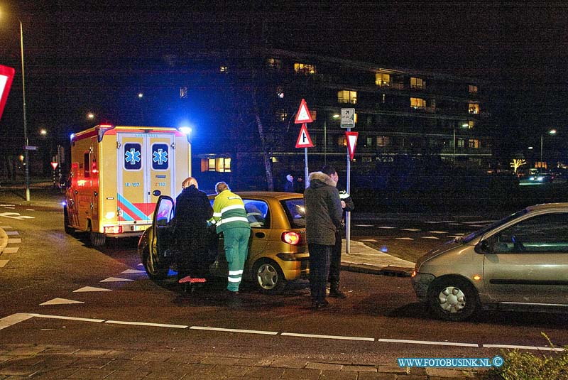 160119506.jpg - DORDRECHT - Op dinsdag 19 januari 2016 is er op de Hugo de Grootplein in Dordrecht een aanrijding geweest tussen twee personenauto.De voorste auto remde plotseling voor ander verkeer de auto die er achter reed zag het te laat het klapte achterop de auto.De bestuurster van de voorste auto kreeg de de klap last van haar nek.De mederwerkers van de ambulancedienst deden de vrouw een nekkraag om en namen haar mee voor verder onderzoek.Deze digitale foto blijft eigendom van FOTOPERSBURO BUSINK. Wij hanteren de voorwaarden van het N.V.F. en N.V.J. Gebruik van deze foto impliceert dat u bekend bent  en akkoord gaat met deze voorwaarden bij publicatie.EB/ETIENNE BUSINK