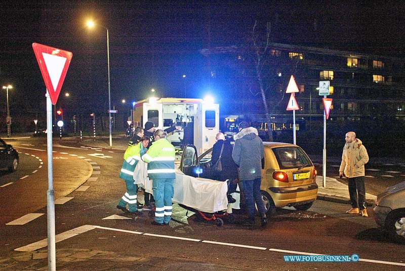 160119507.jpg - DORDRECHT - Op dinsdag 19 januari 2016 is er op de Hugo de Grootplein in Dordrecht een aanrijding geweest tussen twee personenauto.De voorste auto remde plotseling voor ander verkeer de auto die er achter reed zag het te laat het klapte achterop de auto.De bestuurster van de voorste auto kreeg de de klap last van haar nek.De mederwerkers van de ambulancedienst deden de vrouw een nekkraag om en namen haar mee voor verder onderzoek.Deze digitale foto blijft eigendom van FOTOPERSBURO BUSINK. Wij hanteren de voorwaarden van het N.V.F. en N.V.J. Gebruik van deze foto impliceert dat u bekend bent  en akkoord gaat met deze voorwaarden bij publicatie.EB/ETIENNE BUSINK