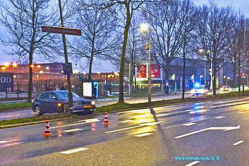 16012008.jpg - DORDRECHT 20 Januari 2016 Heden avond is op de Merwedestraat ter hoogte van de rondweg N3 (wijk de staart) een auto van de weg geraakt en op een lantarenpaal gereden. De bestuurder raakt licht gewond en werd door Ambulance personeel gecontroleerd. Mogelijk door de gladheid van sneeuw en regen verloor de bestuurder de macht over het stuur.Deze digitale foto blijft eigendom van FOTOPERSBURO BUSINK. Wij hanteren de voorwaarden van het N.V.F. en N.V.J. Gebruik van deze foto impliceert dat u bekend bent  en akkoord gaat met deze voorwaarden bij publicatie.EB/ETIENNE BUSINK