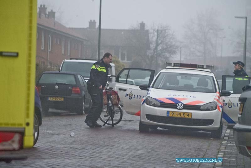 160121521.jpg - Dordrecht - De gladheid op donderdag 21 januari 2016 voornamelijk op de binnenwegen van Dordrecht zorgde dat er veel fietsers uitgleden en hard ten val kwamen.Een aantal fietsers kwamen zo hard ten val dat ze mee moesten naar het ziekenhuis.De politie heeft de hele ochtend al hun handen vol aan ongevallen.Deze digitale foto blijft eigendom van FOTOPERSBURO BUSINK. Wij hanteren de voorwaarden van het N.V.F. en N.V.J. Gebruik van deze foto impliceert dat u bekend bent  en akkoord gaat met deze voorwaarden bij publicatie.EB/ETIENNE BUSINK
