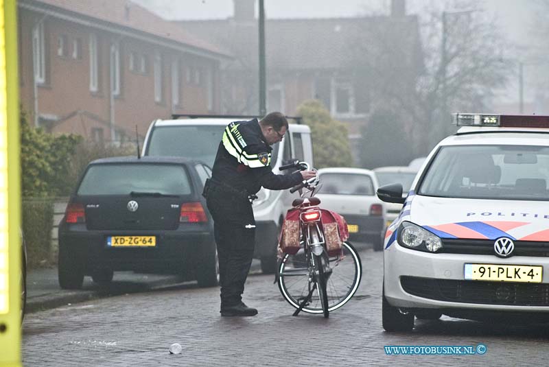 160121533.jpg - Dordrecht - De gladheid op donderdag 21 januari 2016 voornamelijk op de binnenwegen van Dordrecht zorgde dat er veel fietsers uitgleden en hard ten val kwamen.Een aantal fietsers kwamen zo hard ten val dat ze mee moesten naar het ziekenhuis.De politie heeft de hele ochtend al hun handen vol aan ongevallen.Deze digitale foto blijft eigendom van FOTOPERSBURO BUSINK. Wij hanteren de voorwaarden van het N.V.F. en N.V.J. Gebruik van deze foto impliceert dat u bekend bent  en akkoord gaat met deze voorwaarden bij publicatie.EB/ETIENNE BUSINK