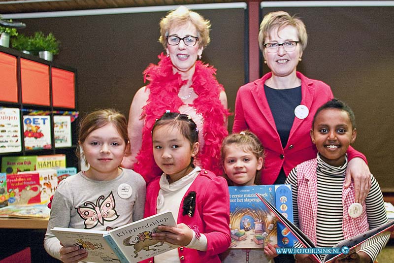 160122545.jpg - DORDRECHT - Op vrijdag 22 januari 2016 werd op basisschool de regenboog in Dordrecht het eerste voorleesseizoen van VoorleesExpress afgesloten.Op basisschool de Regenboog werd afgesloten met een waar voorleesdiner voor de ouders en partners.Een vrijwillige voorlezer leest thuis voor aan kinderen uit leesarme milieus. De kinderen zijn in de leeftijd van 2-8 jaar en hebben een (dreigende) taalachterstand. De voorlezer leest één keer per week voor gedurende twintig weken en betrekt de ouders erbij. Een van de ouders neemt het lezen na de twintigste keer over. VoorleesExpress Dordrecht werkt nauw samen met basisschool De Regenboog,De Fontein, De Mozaiek , Albatros , het Da Vinci College, De Bibliotheek AanZet en vele andere partners.Deze digitale foto blijft eigendom van FOTOPERSBURO BUSINK. Wij hanteren de voorwaarden van het N.V.F. en N.V.J. Gebruik van deze foto impliceert dat u bekend bent  en akkoord gaat met deze voorwaarden bij publicatie.EB/ETIENNE BUSINK