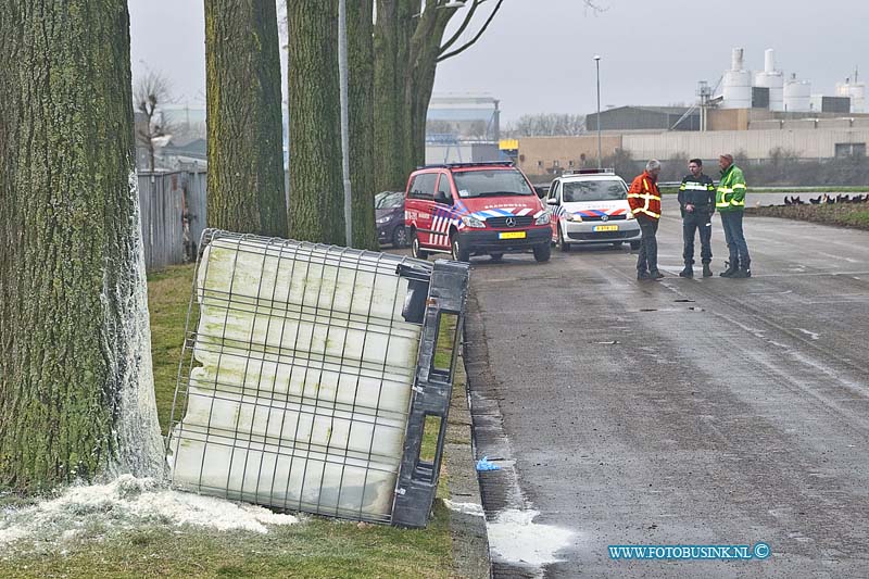 160123502.jpg - DORDRECHT  Op zaterdag 23 januari 2016 is er aan de Van Leeuwenhoekweg in Dordrecht een vat gevonden met daar in een onbekend stof / substantie.De brandweer kwam ter plaatse om metingen te doen voor eventuele gevaarlijke stoffen , maar dit bleek niet het geval wat er wel in zit is onbekend.De Omgevingsdienst kwam ter plaatse om het vat te ruimen.Wie het vat daar heeft verloren of gedumpt is onbekend.Deze digitale foto blijft eigendom van FOTOPERSBURO BUSINK. Wij hanteren de voorwaarden van het N.V.F. en N.V.J. Gebruik van deze foto impliceert dat u bekend bent  en akkoord gaat met deze voorwaarden bij publicatie.EB/ETIENNE BUSINK