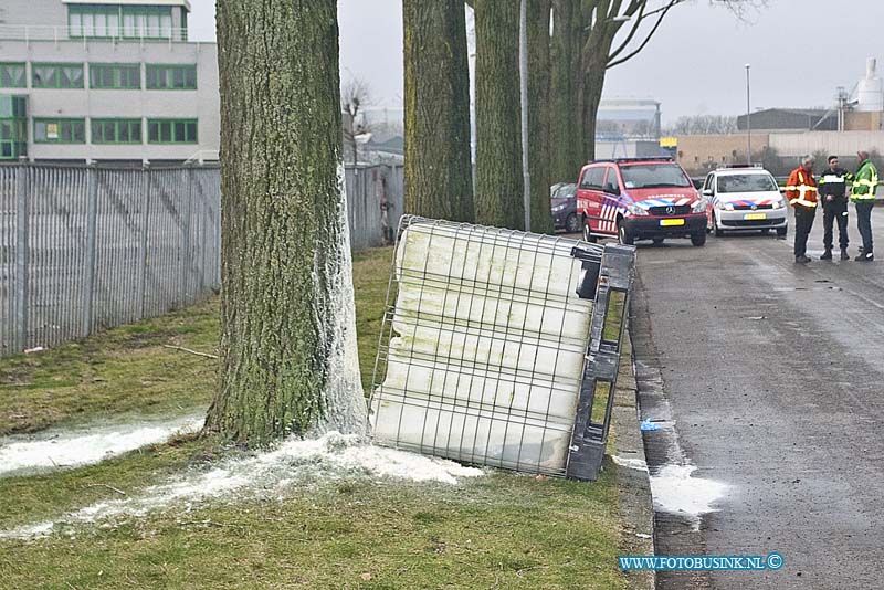 160123505.jpg - DORDRECHT  Op zaterdag 23 januari 2016 is er aan de Van Leeuwenhoekweg in Dordrecht een vat gevonden met daar in een onbekend stof / substantie.De brandweer kwam ter plaatse om metingen te doen voor eventuele gevaarlijke stoffen , maar dit bleek niet het geval wat er wel in zit is onbekend.De Omgevingsdienst kwam ter plaatse om het vat te ruimen.Wie het vat daar heeft verloren of gedumpt is onbekend.Deze digitale foto blijft eigendom van FOTOPERSBURO BUSINK. Wij hanteren de voorwaarden van het N.V.F. en N.V.J. Gebruik van deze foto impliceert dat u bekend bent  en akkoord gaat met deze voorwaarden bij publicatie.EB/ETIENNE BUSINK