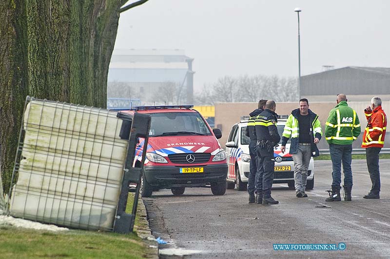 160123513.jpg - DORDRECHT  Op zaterdag 23 januari 2016 is er aan de Van Leeuwenhoekweg in Dordrecht een vat gevonden met daar in een onbekend stof / substantie.De brandweer kwam ter plaatse om metingen te doen voor eventuele gevaarlijke stoffen , maar dit bleek niet het geval wat er wel in zit is onbekend.De Omgevingsdienst kwam ter plaatse om het vat te ruimen.Wie het vat daar heeft verloren of gedumpt is onbekend.Deze digitale foto blijft eigendom van FOTOPERSBURO BUSINK. Wij hanteren de voorwaarden van het N.V.F. en N.V.J. Gebruik van deze foto impliceert dat u bekend bent  en akkoord gaat met deze voorwaarden bij publicatie.EB/ETIENNE BUSINK