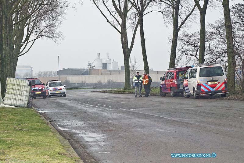 160123523.jpg - DORDRECHT  Op zaterdag 23 januari 2016 is er aan de Van Leeuwenhoekweg in Dordrecht een vat gevonden met daar in een onbekend stof / substantie.De brandweer kwam ter plaatse om metingen te doen voor eventuele gevaarlijke stoffen , maar dit bleek niet het geval wat er wel in zit is onbekend.De Omgevingsdienst kwam ter plaatse om het vat te ruimen.Wie het vat daar heeft verloren of gedumpt is onbekend.Deze digitale foto blijft eigendom van FOTOPERSBURO BUSINK. Wij hanteren de voorwaarden van het N.V.F. en N.V.J. Gebruik van deze foto impliceert dat u bekend bent  en akkoord gaat met deze voorwaarden bij publicatie.EB/ETIENNE BUSINK