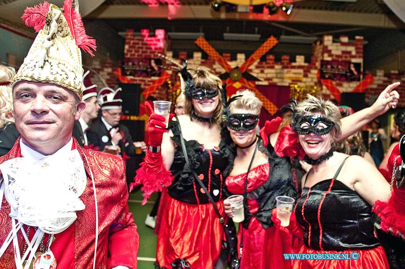 160123607.jpg - DORDRECHT - Op zaterdagavond 23 januari 2016 werd er bij sportclub DFC aan de Reeweg in Dordrecht een Nar Veure bal in Moulin Rouge sfeer gehouden.Diverssen capelle en live zangers waren er aanwezig om er een groot feest van te maken.Het  bal werd druk bezocht en was weer een enorm succes en een groot feest.Deze digitale foto blijft eigendom van FOTOPERSBURO BUSINK. Wij hanteren de voorwaarden van het N.V.F. en N.V.J. Gebruik van deze foto impliceert dat u bekend bent  en akkoord gaat met deze voorwaarden bij publicatie.EB/ETIENNE BUSINK