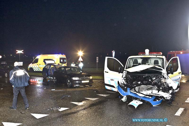 16012501.jpg - MOERDIJK 25 Januari 2016 Bij een aanrijding op de Chemieweg - Zuidelijke Randweg tussen een bus en 2 personen auto's raakte diverse mensen gewond, een Trauma Team en Ambulance medewerkers verzorgende gewonden personen. De Brandweer verleende hulp bij de zwaar beschadigde voertuigen.Deze digitale foto blijft eigendom van FOTOPERSBURO BUSINK. Wij hanteren de voorwaarden van het N.V.F. en N.V.J. Gebruik van deze foto impliceert dat u bekend bent  en akkoord gaat met deze voorwaarden bij publicatie.EB/ETIENNE BUSINK