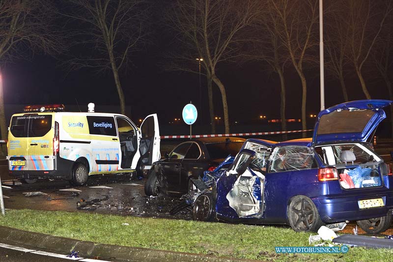 16012502.jpg - MOERDIJK 25 Januari 2016 Bij een aanrijding op de Chemieweg - Zuidelijke Randweg tussen een bus en 2 personen auto's raakte diverse mensen gewond, een Trauma Team en Ambulance medewerkers verzorgende gewonden personen. De Brandweer verleende hulp bij de zwaar beschadigde voertuigen.Deze digitale foto blijft eigendom van FOTOPERSBURO BUSINK. Wij hanteren de voorwaarden van het N.V.F. en N.V.J. Gebruik van deze foto impliceert dat u bekend bent  en akkoord gaat met deze voorwaarden bij publicatie.EB/ETIENNE BUSINK