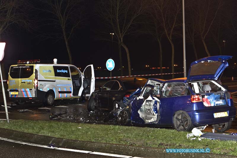 16012503.jpg - MOERDIJK 25 Januari 2016 Bij een aanrijding op de Chemieweg - Zuidelijke Randweg tussen een bus en 2 personen auto's raakte diverse mensen gewond, een Trauma Team en Ambulance medewerkers verzorgende gewonden personen. De Brandweer verleende hulp bij de zwaar beschadigde voertuigen.Deze digitale foto blijft eigendom van FOTOPERSBURO BUSINK. Wij hanteren de voorwaarden van het N.V.F. en N.V.J. Gebruik van deze foto impliceert dat u bekend bent  en akkoord gaat met deze voorwaarden bij publicatie.EB/ETIENNE BUSINK