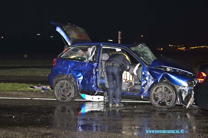 16012504.jpg - MOERDIJK 25 Januari 2016 Bij een aanrijding op de Chemieweg - Zuidelijke Randweg tussen een bus en 2 personen auto's raakte diverse mensen gewond, een Trauma Team en Ambulance medewerkers verzorgende gewonden personen. De Brandweer verleende hulp bij de zwaar beschadigde voertuigen.Deze digitale foto blijft eigendom van FOTOPERSBURO BUSINK. Wij hanteren de voorwaarden van het N.V.F. en N.V.J. Gebruik van deze foto impliceert dat u bekend bent  en akkoord gaat met deze voorwaarden bij publicatie.EB/ETIENNE BUSINK